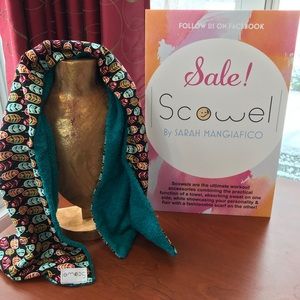 SCOWEL: Towel/scarf fitness accessory. Sweat&Mode